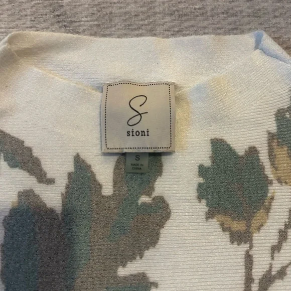 Sioni Leaf Patterned Knit Top in Cream and Green - Picture 3 of 3